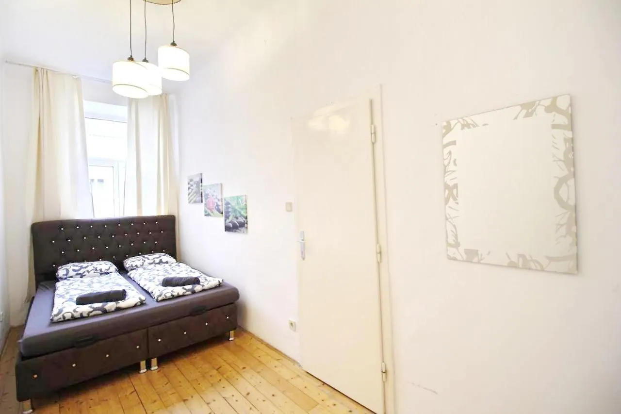 Comfortable Rooms Near Schoenbrunn Palace Hl Vienna Homestay