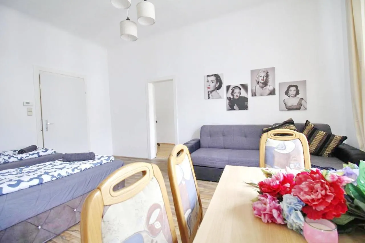 Comfortable Rooms Near Schoenbrunn Palace Hl Vienna Austria